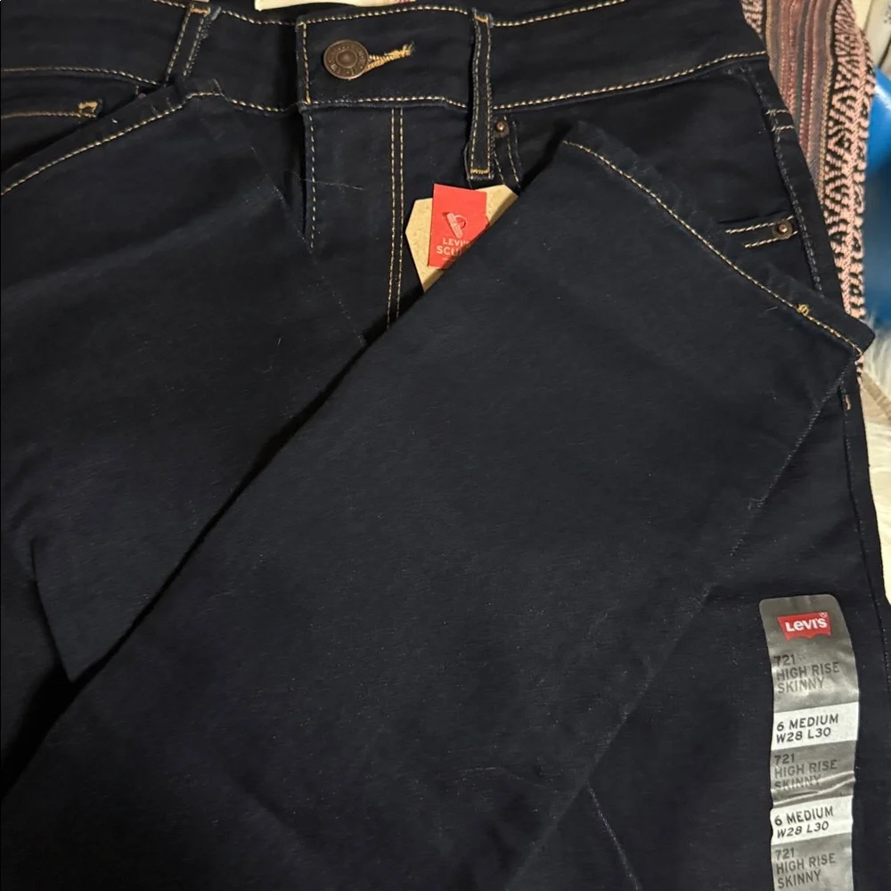 Levi's NWT SIZE 6 28 X 30 stretch High-Rise Skinny Jeans - Dark Blue